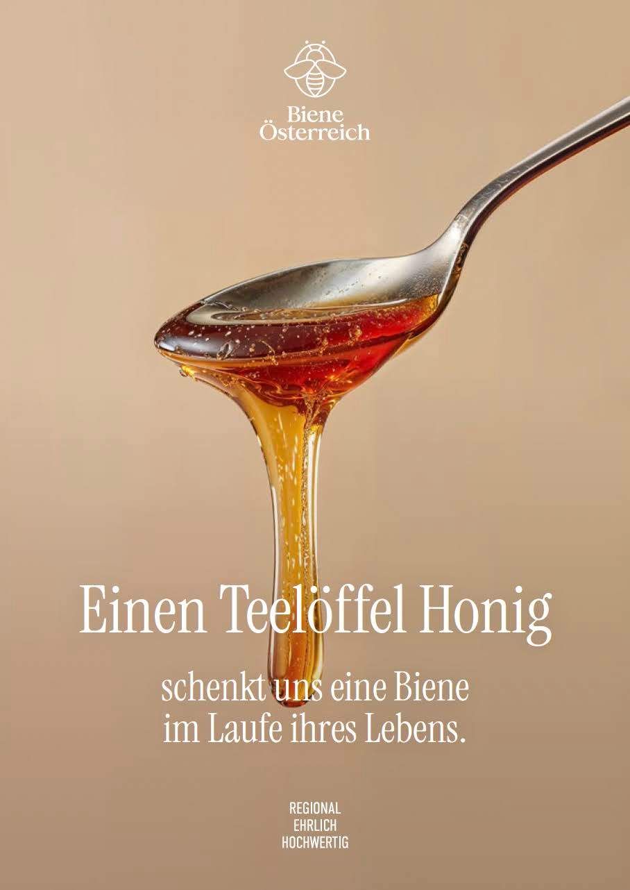 Ein Löffel Honig tropft von einem Metalllöffel. Der Text lautet: 'Ein Teelöffel Honig schenkt uns eine Biene im Laufe ihres Lebens.'
