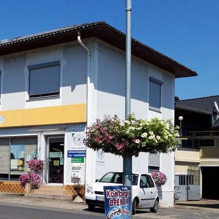 Bild enthält, City, Car, Building, Neighborhood, Wheel, Housing, Police Station, Potted Plant, Person