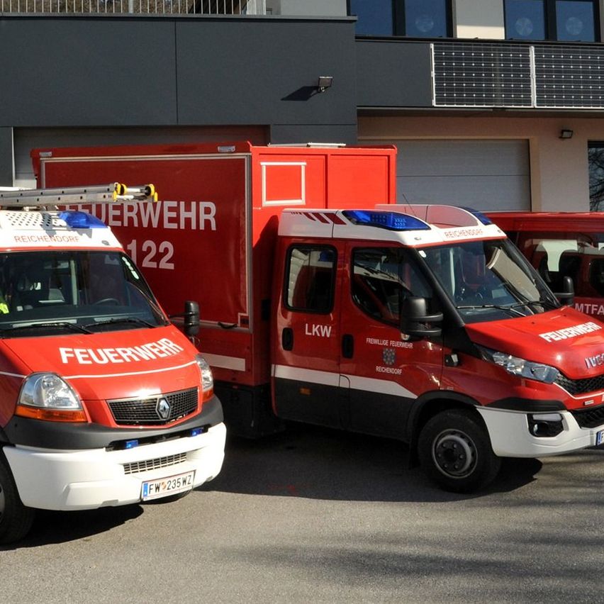 Bild enthält, Moving Van, Transportation, Van, Vehicle, Truck, Fire Station, Fire Truck, Person