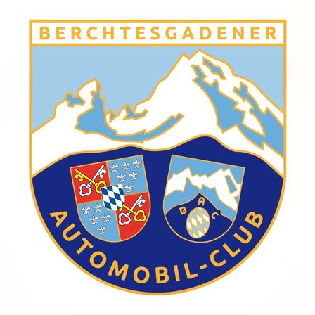 Das Emblem des Berchtesgadener Automobil-Clubs zeigt eine Berglandschaft mit zwei Wappenschilden. Ein Schild hat einen roten Hintergrund mit einem Schlüssel und den Buchstaben B und A. Der andere Schild hat einen blauen Hintergrund mit einem weißen Kreis.