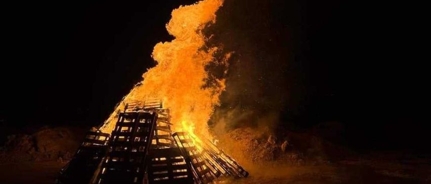 Bild enthält, Fire, Flame, Water, Waterfront, Bonfire, Outdoors