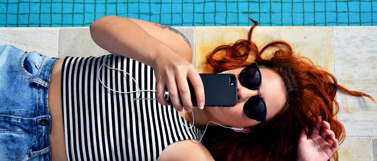 Bild enthält, Accessories, Sunglasses, Finger, Person, Photography, Face, Pants, Shorts, Portrait, Jeans