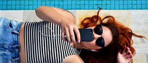 Bild enthält, Accessories, Sunglasses, Finger, Person, Photography, Face, Pants, Shorts, Portrait, Jeans
