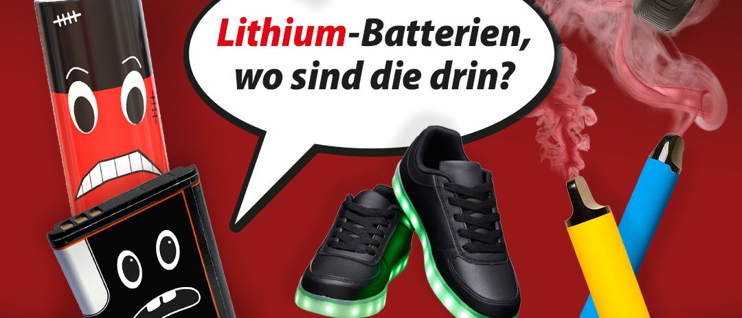Eine Werbung zeigt verschiedene Gegenstände wie Kopfhörer, Zahnbürsten, ein Spielzeugauto, Schuhe und eine Batterie. Die zentrale Botschaft ist eine Sprechblase, die nach dem Standort von Lithium-Batterien fragt. Die Marke Hermit Leer!at ist unten sichtbar.