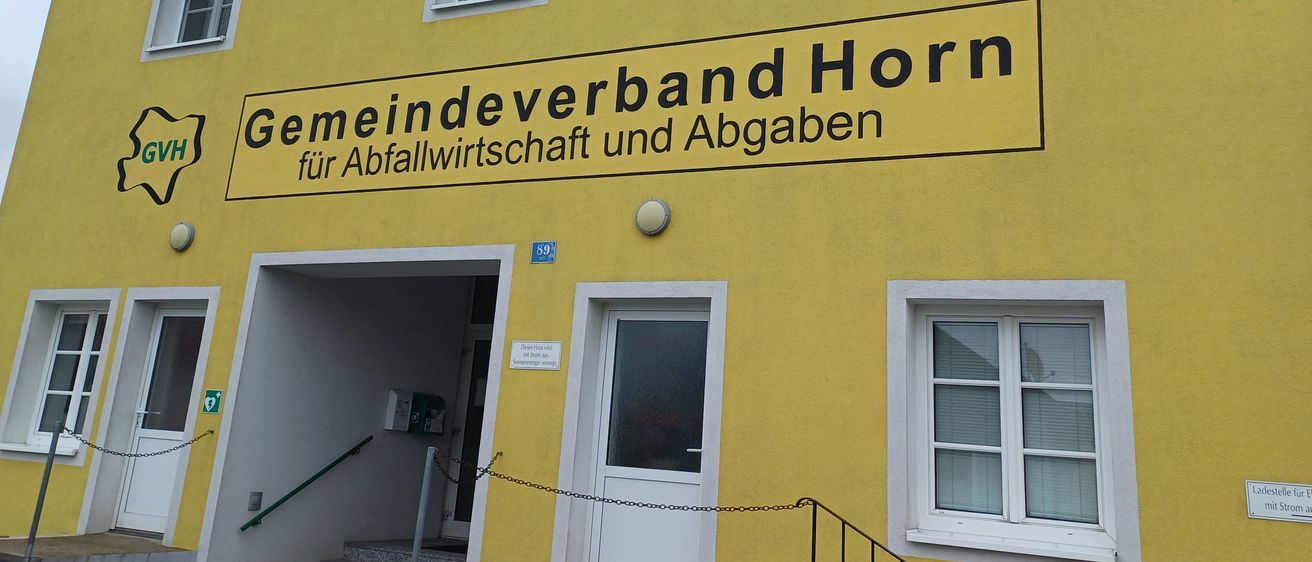 Bild enthält, Handrail, Car, Window, Postal Office
