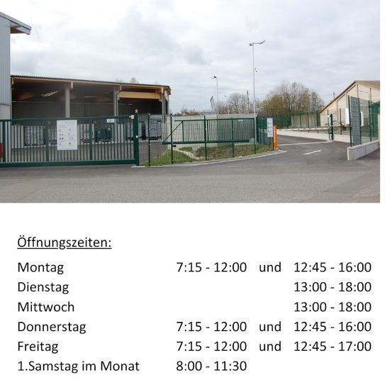 Das Bild zeigt ein Gebäude mit einem grünen Tor und einem Schild, das 'WERTSTOFF-SAMMELZENTR' sagt. Es befindet sich in 3751 Rodingersdorf, Lagerhausplatz 1a. Die Öffnungszeiten sind 7:15-12:00, 12:45-16:00, 13:00-18:00. Kontaktinformationen: 02982 53310-0, Mo-Fr 8:00-12:00, office@gvhorn.at.
