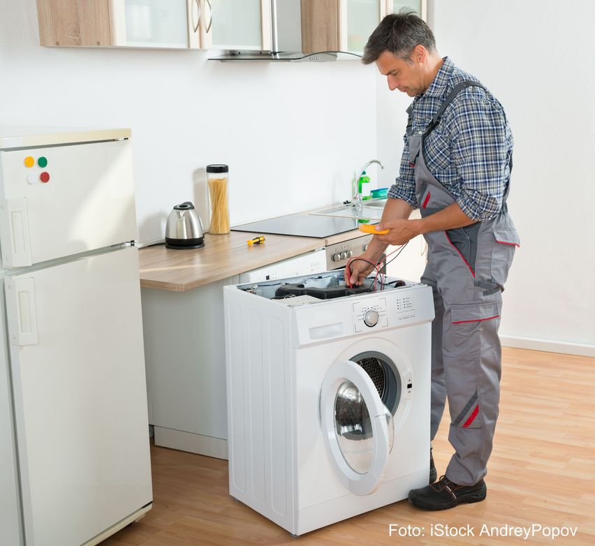 Bild enthält, Appliance, Device, Electrical Device, Washer, Adult, Male, Man, Person, Refrigerator, Laundry