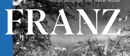 Schwarz-Weiß-Bild von kahlen Bäumen mit dem Wort 'FRANZ' in großen weißen Buchstaben geschrieben.