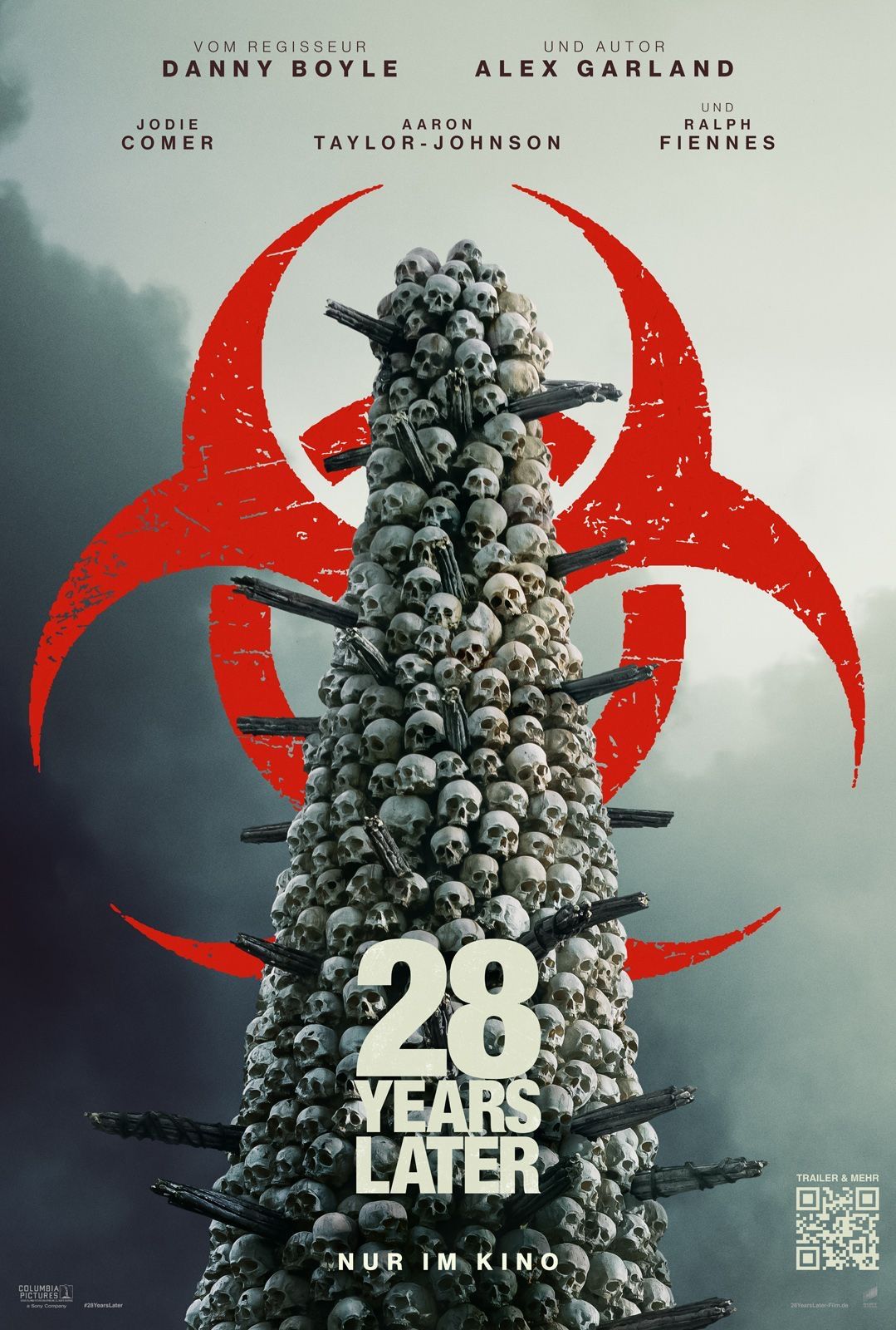 Ein Poster mit einem roten Biohazard-Symbol im Hintergrund und einem vertikalen Turm aus Schädeln und Gewehren im Vordergrund. Es steht '28 Jahre' in weiß.