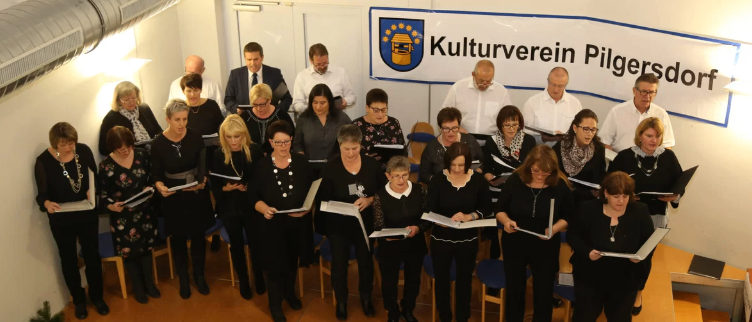 Bild enthält, Adult, Female, Person, Woman, Groupshot, Group Performance, People, Baton, Head, Face