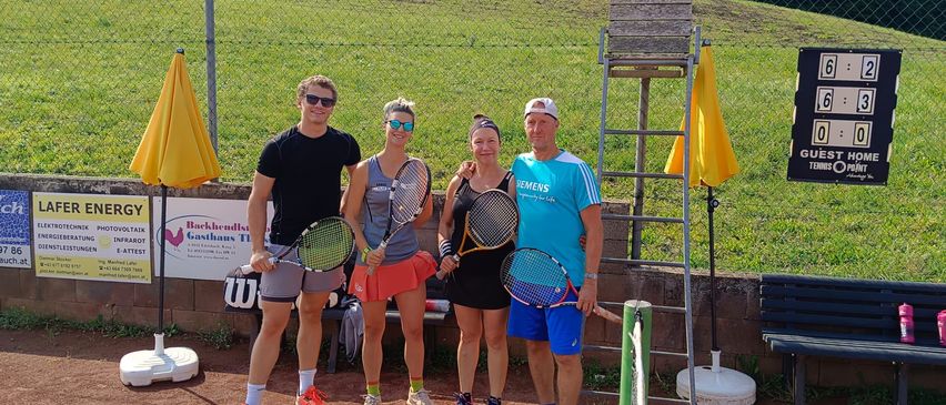 Bild enthält, Racket, Sport, Tennis, Tennis Racket, Person, Adult, Male, Man, Accessories, Glasses