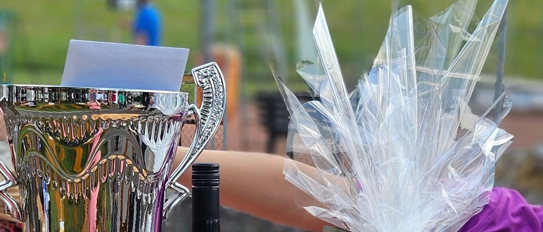 Bild enthält, Table, Tabletop, Person, Desk, Outdoors, Beverage, Alcohol, Wood, Bottle, Trophy