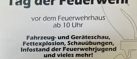 Plakat für den Tag der Feuerwehr am 3. Mai 2026, ab 10 Uhr. Bietet Fahrzeugausstellungen, Fettexplosion, Vorführungen, Präsenz der Feuerwehrjugend und mehr. Inklusive Imbiss und Getränken.