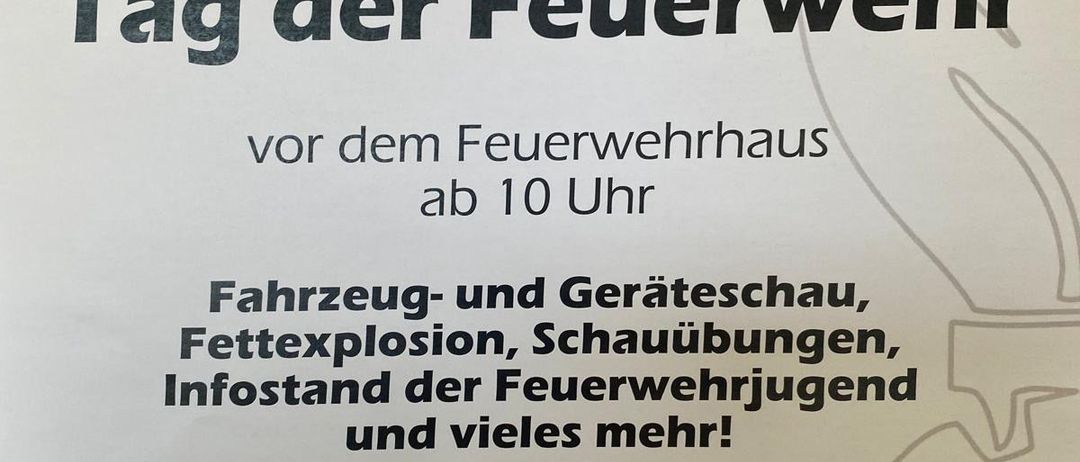 Plakat für den Tag der Feuerwehr am 3. Mai 2026, ab 10 Uhr. Bietet Fahrzeugausstellungen, Fettexplosion, Vorführungen, Präsenz der Feuerwehrjugend und mehr. Inklusive Imbiss und Getränken.