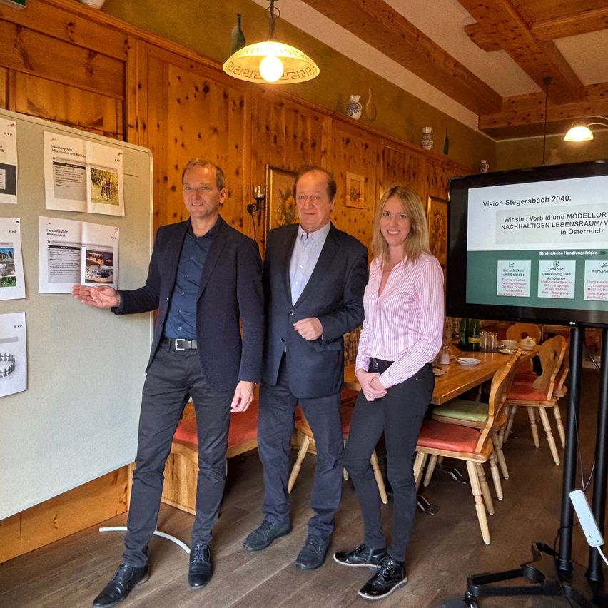 Bild enthält, Plywood, Wood, Interior Design, Coat, Jacket, Blazer, People, Table, Portrait, Floor