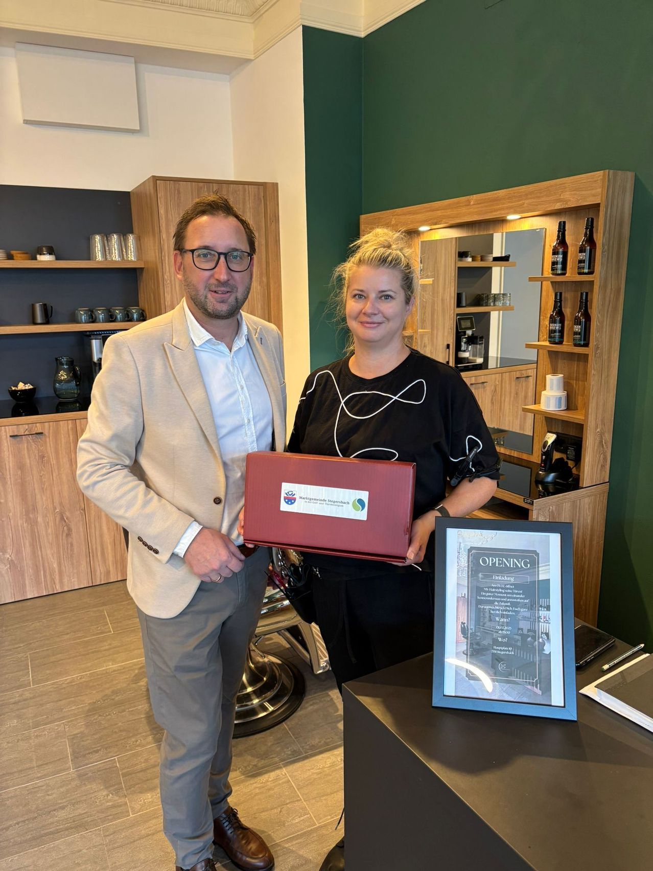 Bild enthält, Adult, Male, Man, Person, Indoors, Pen, Female, Woman, Face, Coat