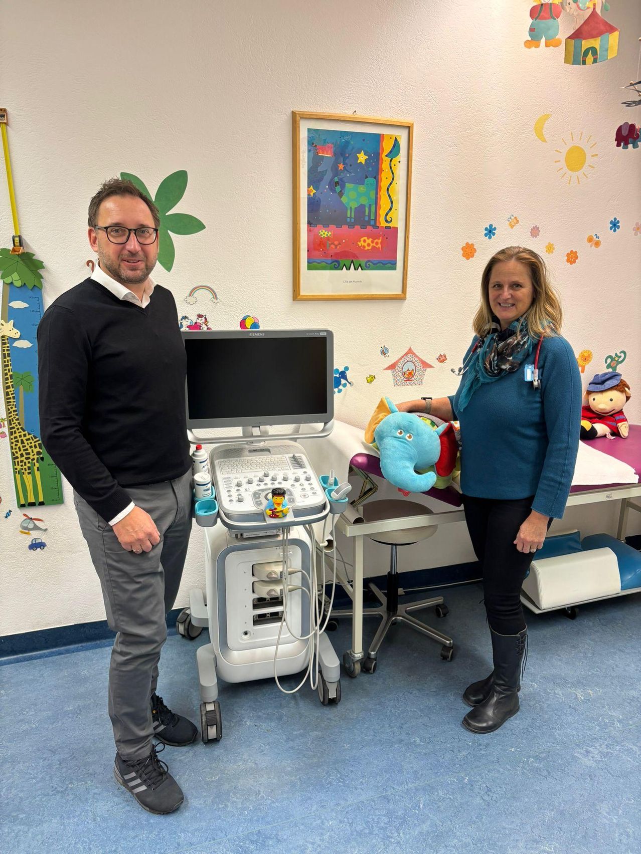 Bild enthält, Painting, Adult, Male, Man, Person, Female, Woman, Monitor, Face, Coat