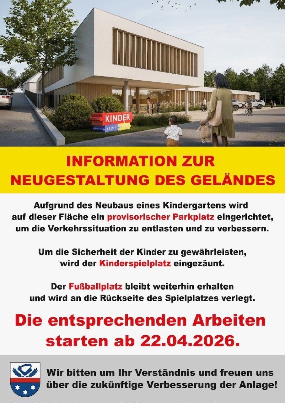 Ein Bild zeigt einen Spielplatz mit einem provisorischen Parkplatz für den Bau eines neuen Kindergartens. Es soll den Verkehr erleichtern und die Sicherheit verbessern. Ein temporärer Zaun umgibt das Gebiet.