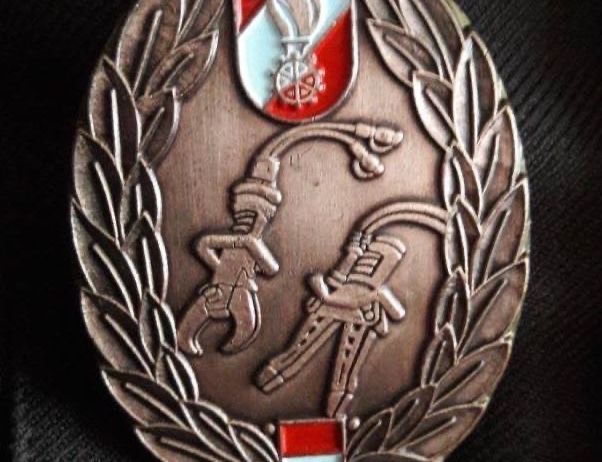 Bild enthält, Accessories, Buckle, Armor, Person, Skin, Tattoo