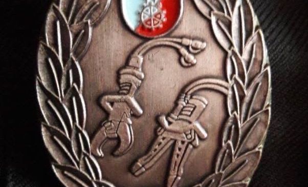 Bild enthält, Accessories, Buckle, Armor, Person, Skin, Tattoo