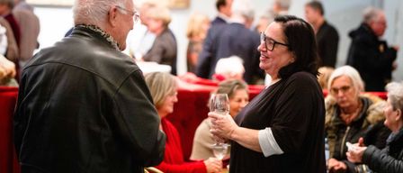Bild enthält, Adult, Female, Person, Woman, Indoors, Restaurant, Male, Man, People, Face