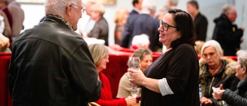 Bild enthält, Adult, Female, Person, Woman, Indoors, Restaurant, Male, Man, People, Face