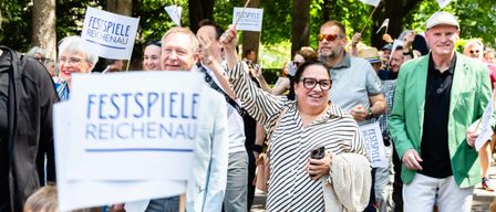 Bild enthält, People, Person, Adult, Male, Man, Head, Face, Protest, Boy, Child