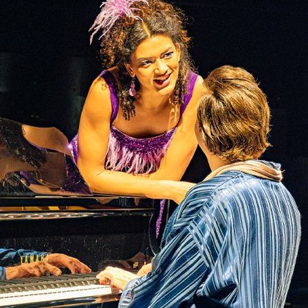 Bild enthält, Adult, Female, Person, Woman, Grand Piano, Keyboard, Musical Instrument, Piano, Performer, Face