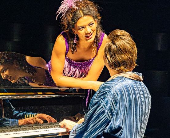 Bild enthält, Adult, Female, Person, Woman, Grand Piano, Keyboard, Musical Instrument, Piano, Performer, Face