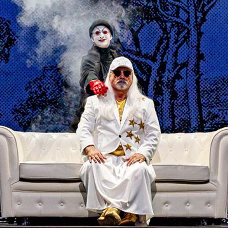 Bild enthält, Costume, Person, Adult, Bride, Female, Woman, Coat, Furniture, Face, Performer