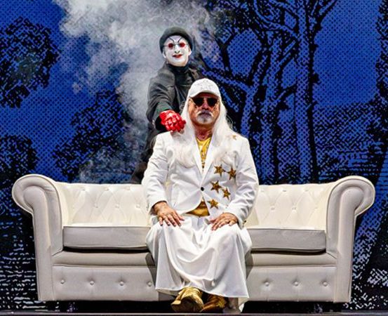 Bild enthält, Costume, Person, Adult, Bride, Female, Woman, Coat, Furniture, Face, Performer