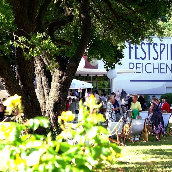 Bild enthält, Grass, Park, Summer, Walking, Tree, Vegetation, Shelter, Tree Trunk, Grove, Woodland