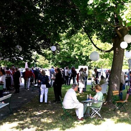Bild enthält, Grass, Park, Grove, Tree, Woodland, People, Person, Handbag, Chair, Bench