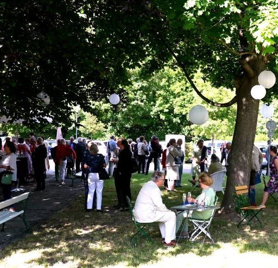 Bild enthält, Grass, Park, Grove, Tree, Woodland, People, Person, Handbag, Chair, Bench