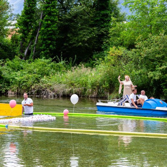 Bild enthält, Summer, Person, Nature, Outdoors, Scenery, Boat, Water, Balloon, Watercraft, Boating
