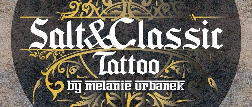 Das Logo für Salt & Classic Tattoo, entworfen von Melanie Urbanek, zeigt kunstvolle goldene und weiße Buchstaben auf einem strukturierten Hintergrund.