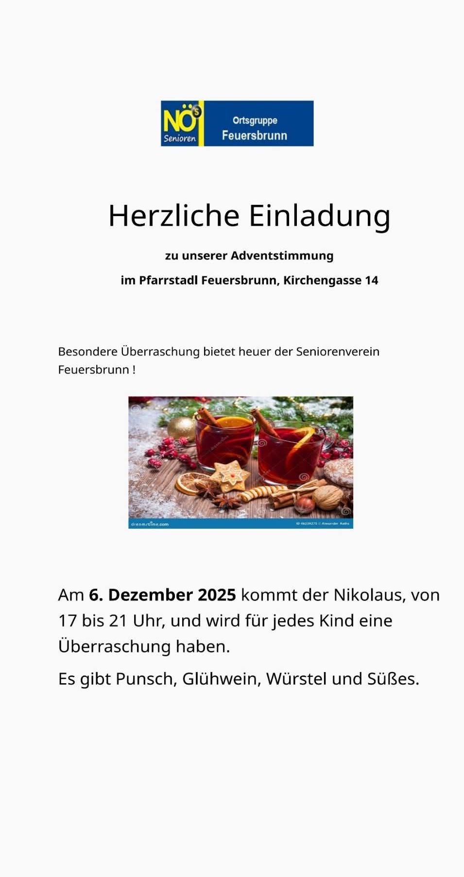 Ein Flyer bewirbt ein Adventtreffen in Pfarrstadt Feuersbrunn. Es zeigt ein Foto von Getränken mit Zimt, Beeren und Keksen. Das Event ist am 6. Dezember 2025 von 17 bis 21 Uhr.