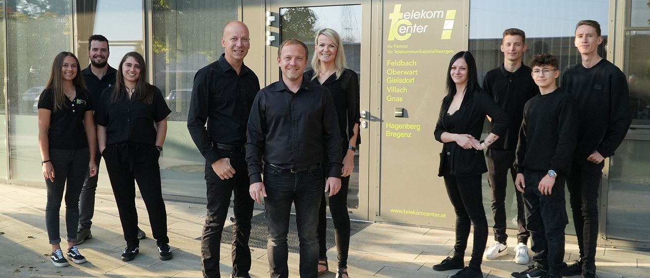 Bild enthält, Groupshot, Person, People, Boy, Male, Teen, Jeans, Adult, Female, Woman