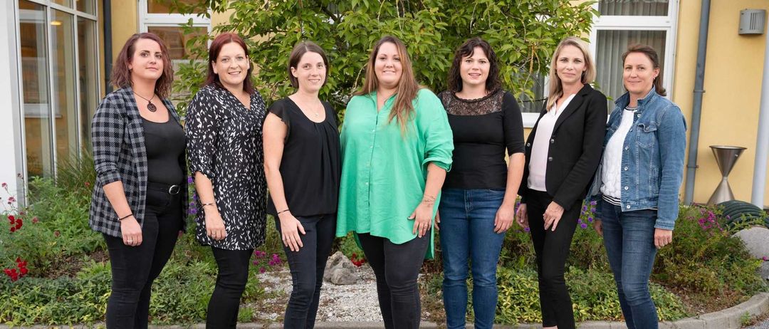 Bild enthält, Groupshot, Person, Pants, Female, Girl, Teen, Coat, Adult, Woman, People