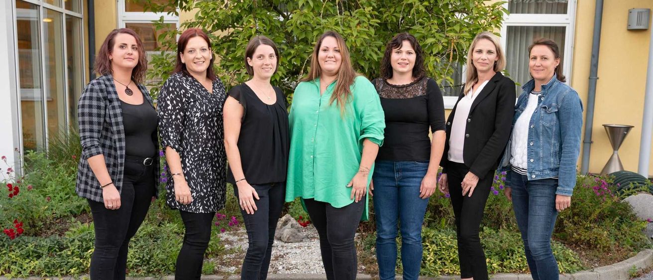 Bild enthält, Groupshot, Person, Pants, Female, Girl, Teen, Coat, Adult, Woman, People