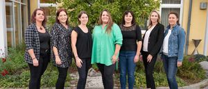 Bild enthält, Groupshot, Person, Pants, Female, Girl, Teen, Coat, Adult, Woman, People