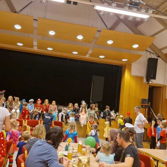 Bild enthält, People, Person, Boy, Child, Male, Crowd, Indoors, Party, Concert, Face