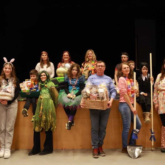 Bild enthält, Adult, Female, Person, Woman, Pants, Photography, Portrait, People, Blouse, Groupshot