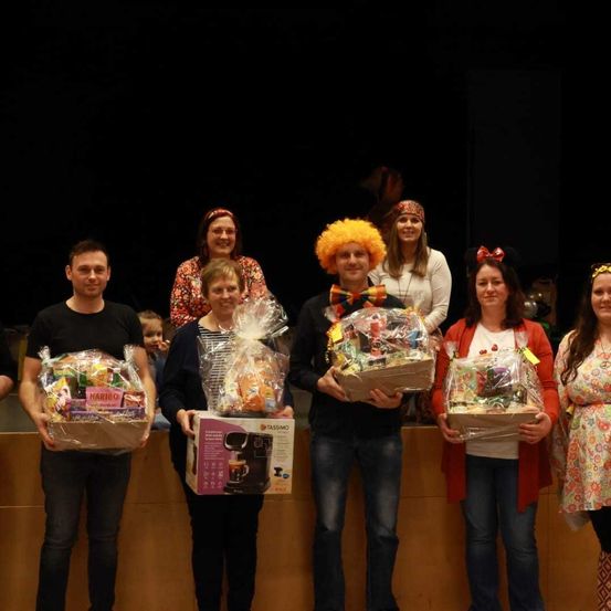 Bild enthält, People, Person, Adult, Female, Woman, Pants, Male, Man, Jeans, Face