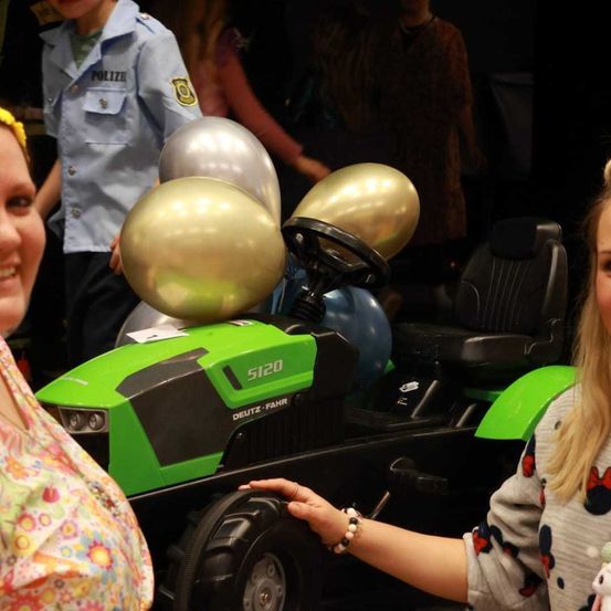 Bild enthält, Person, Photography, Portrait, People, Balloon, Child, Female, Girl, Boy, Male