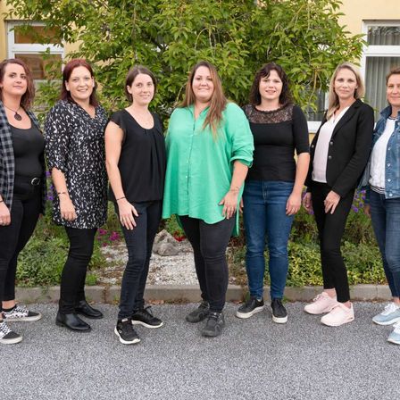 Bild enthält, Groupshot, Person, Pants, Female, Girl, Teen, Coat, Adult, Woman, People