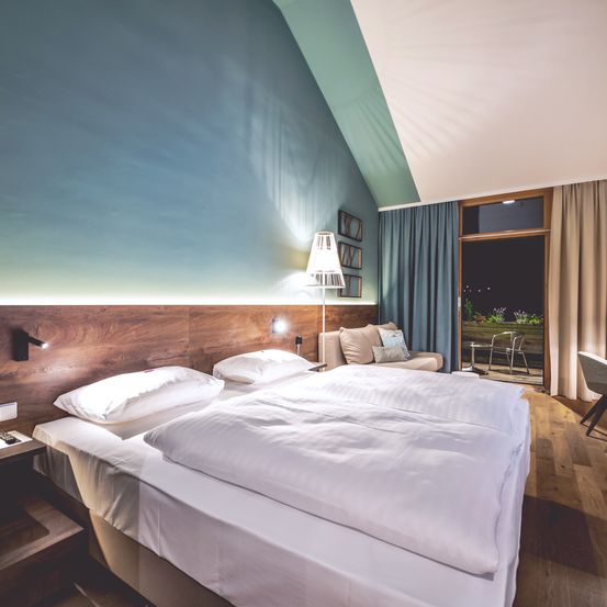 Bild enthält, Indoors, Interior Design, Wood, Hotel, Hardwood, Bed, Flooring, Resort, Home Decor, Chair