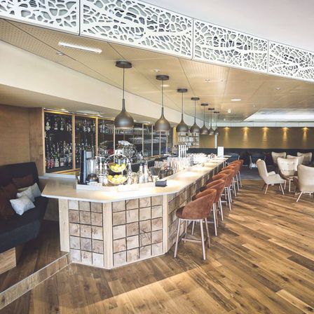 Bild enthält, Indoors, Interior Design, Architecture, Building, Furniture, Lounge, Bar