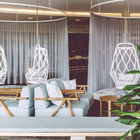 Bild enthält, Furniture, Indoors, Living Room, Interior Design, Lounge, Plant, Home Decor, Foyer, Dining Room, Couch