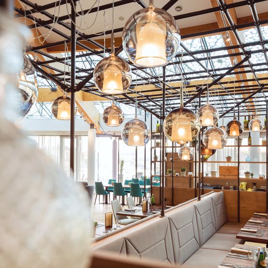 Bild enthält, Indoors, Interior Design, Restaurant, Cafe, Building, Furniture, Lounge, Cafeteria, Person, Foyer